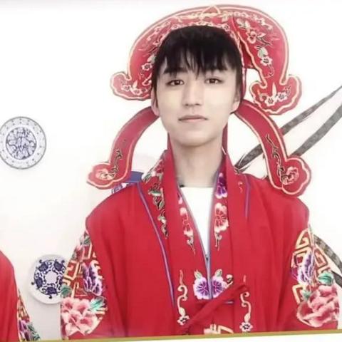 (王俊凯在中餐厅的表现)王俊凯在中餐厅展现独特魅力，引领华语乐坛新风潮