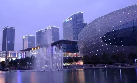 探索现代科技:壮丽景观电脑城图片,品味繁华都市中的数码风景。