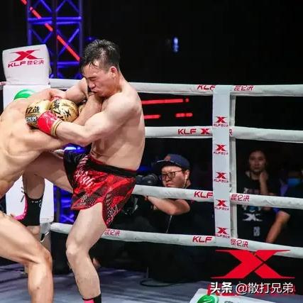 屋顶上隐藏的神秘狙击手：他们的存在让城市变得更加危险和神秘。