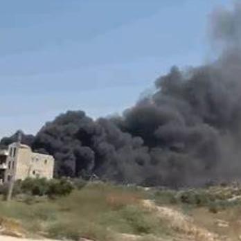 屋顶上隐藏的神秘狙击手：他们的存在让城市变得更加危险和神秘。