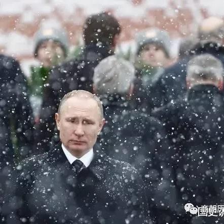 屋顶上隐藏的神秘狙击手：他们的存在让城市变得更加危险和神秘。