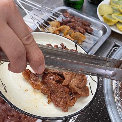 (深夜烧烤的文案)夜深人静，烟火气薰，深夜烧烤朋友圈文案，畅谈烤肉情缘