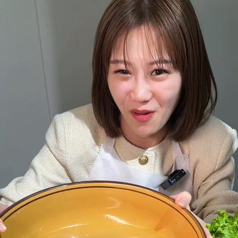 (深夜烧烤的文案)夜深人静，烟火气薰，深夜烧烤朋友圈文案，畅谈烤肉情缘