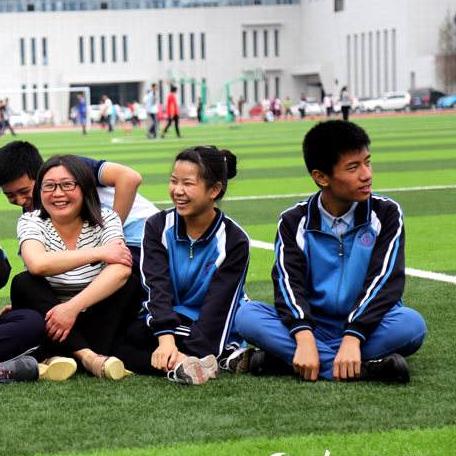 (虚荣心的定义和表现)探讨虚荣的意思：如何理解虚荣心在现代社会中的影响与表现