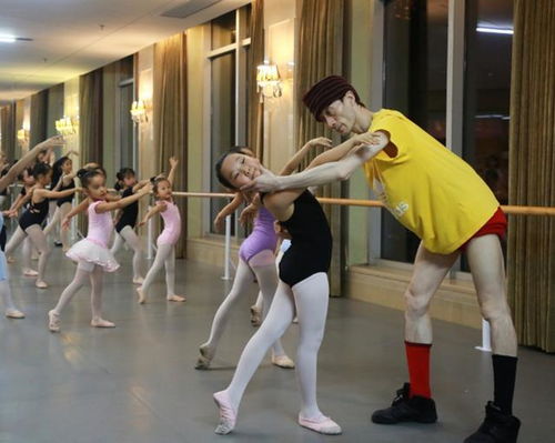 (舞蹈服和普通衣服的区别)一起来跳舞，还会开服吗？带你探讨舞蹈与服装之间的关系!