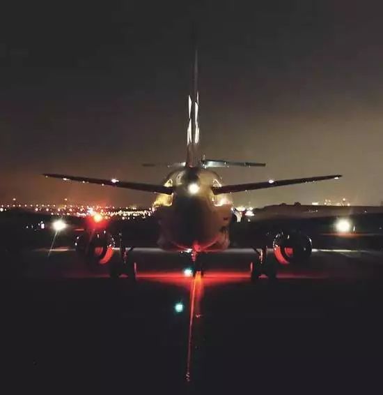 飞行危机攻略：如何应对飞机上可能遇到的各种问题和突发情况？