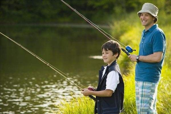 (爸爸爱钓鱼作文)我爸爸爱钓鱼，让我感受到父爱的河流与快乐的时光