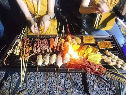 深夜烧烤，点燃味蕾的狂欢时刻，分享我的朋友圈美食经历，一起嗨翻天！