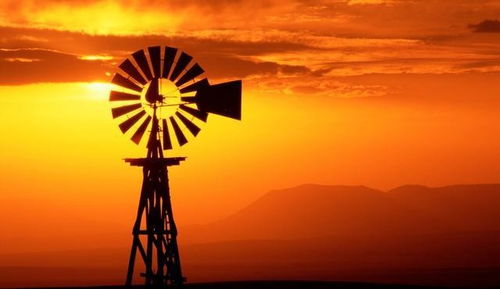 (残阳如月:在斜阳余晖中感悟人生的温暖与孤独的句子)残阳如月：在斜阳余晖中感悟人生的温暖与孤独