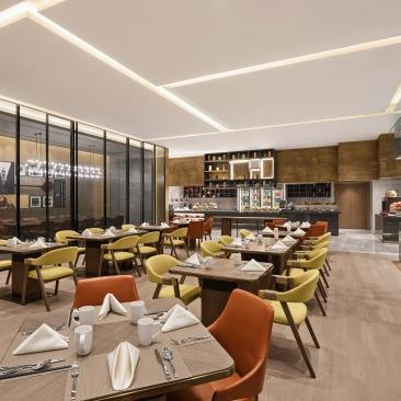 展望龙城之眼：传奇建筑之魅，历史沉淀之望，璀璨之城的指引。