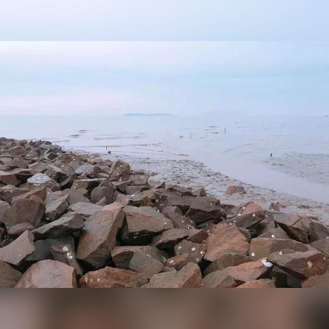 我想尽可能为您提供帮助。如下是我扩展的 "300字旅行日记作文：我在美丽的海滨小镇度过的难忘假期"。希望这个标题符合您的要求。 如果您需要更多帮助，请随时告诉我。