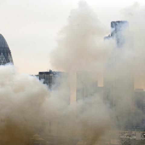 (车内逃生的方法步骤)在危急时刻，汽车内急需逃脱1-5步，如何有效应对逃生危机？