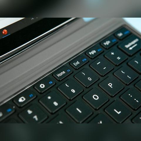 苹果手提电脑键盘功能介绍：便携轻薄设计，多功能触控板，智能快捷键全解析