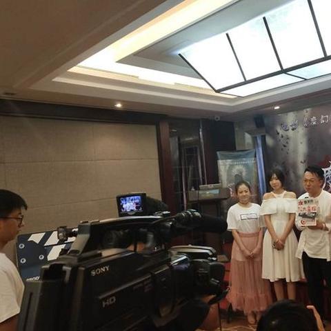 (所谓魔术其实就是障眼法,你离得越近!离真相就越远!)魔术师的障眼法：揭秘视错觉与心理学在魔术表演中的神秘应用