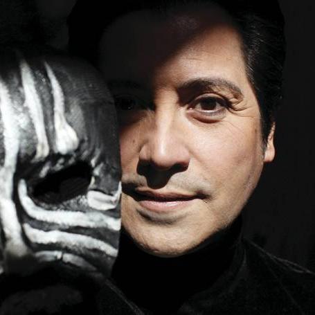 (所谓魔术其实就是障眼法,你离得越近!离真相就越远!)魔术师的障眼法：揭秘视错觉与心理学在魔术表演中的神秘应用