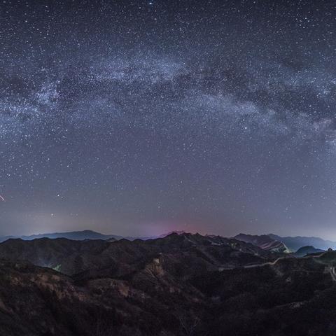 (纯音乐《星空》净化心灵的乐曲)《星空》纯音乐：让心灵沉浸在宁静星空下的旋律与梦境中