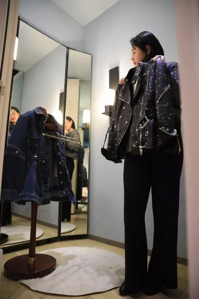 小主试衣间：时尚女性必备，个性穿搭从这里出发，打造独特气场