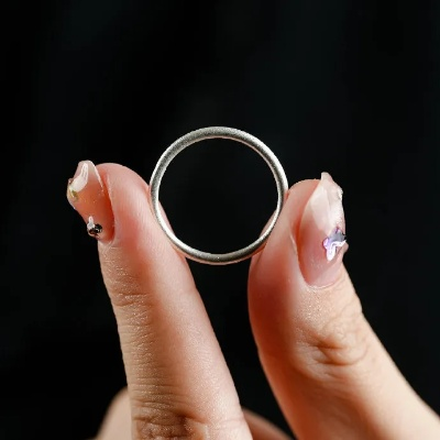 时尚而实用的伸缩戒指：让每个指尖都焕发个性与魅力的必备饰品