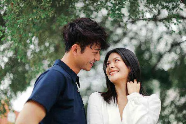 心在萌动，爱意绽放，情感蓬勃生长，激情澎湃难挡，令人心驰神往。