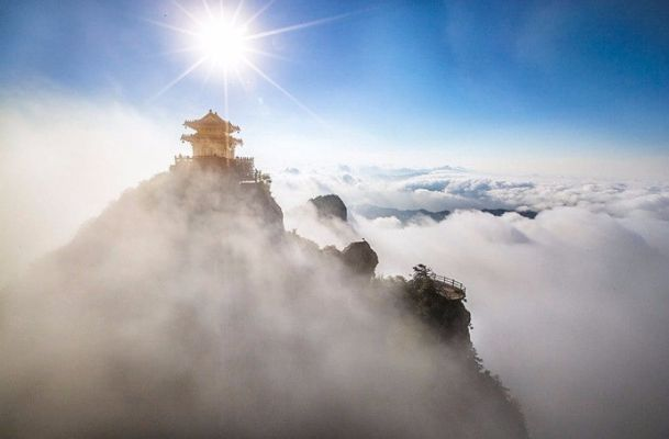 九霄独尊，风云之上，登临青云之巅，俯瞰天际，壮丽壮美，令人心驰神往。