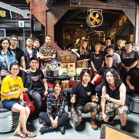 全民狂热：全民赛车比赛，激情与速度交相辉映，赛场上的无尽竞争与挑战