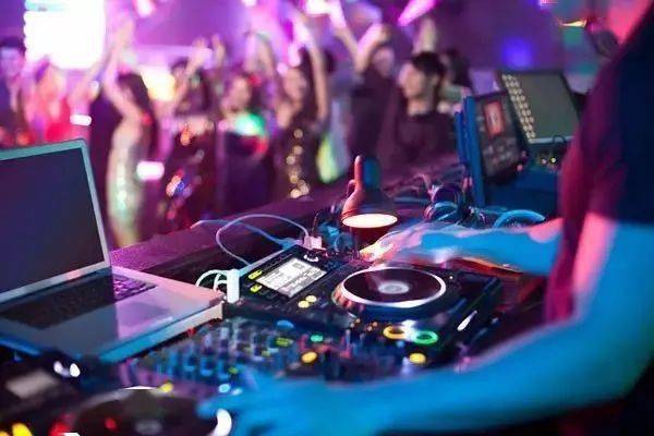 尽情释放你的热情与活力,尽享派对狂欢音乐的无穷魅力与节奏欢舞 尽情释放你的热情与活力,尽享派对狂欢音乐的无穷魅力与节奏欢舞