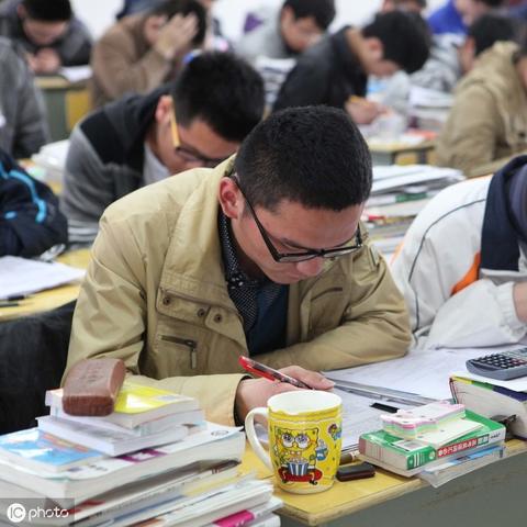 (2034年战争爆发)2024年将至，战争之影已悄然临近，世界格局再次动荡不安