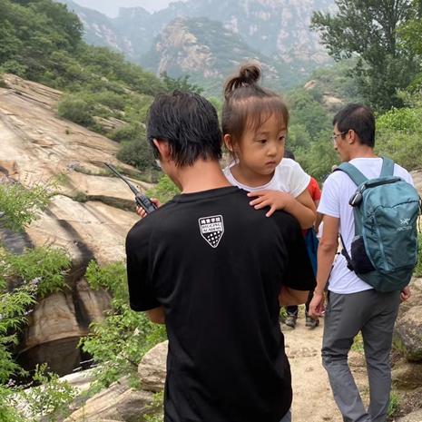 (城市探险01君)探索城市风光与挑战！城市游戏：穿越都市探险之旅